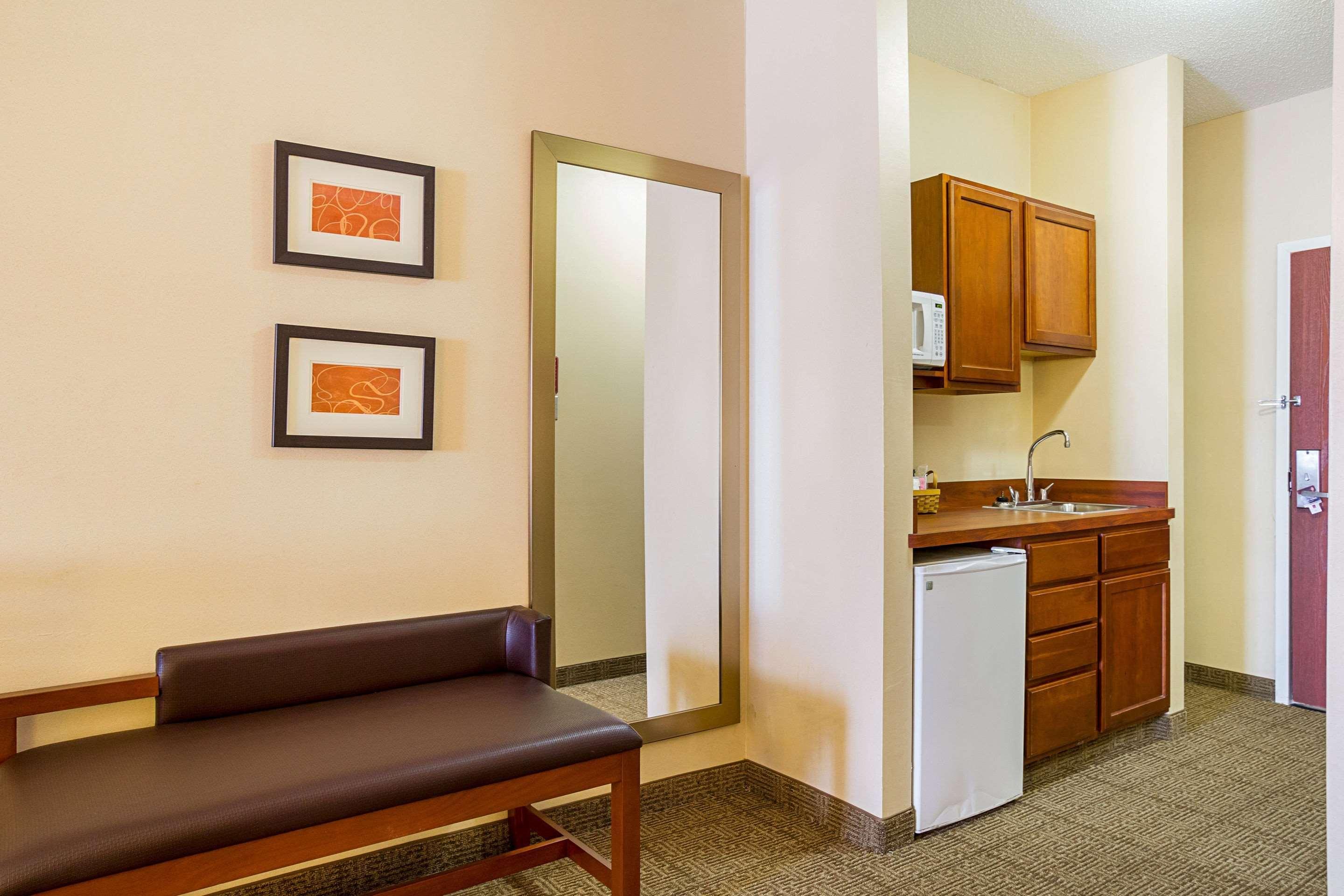 Comfort Suites Twinsburg Exterior photo
