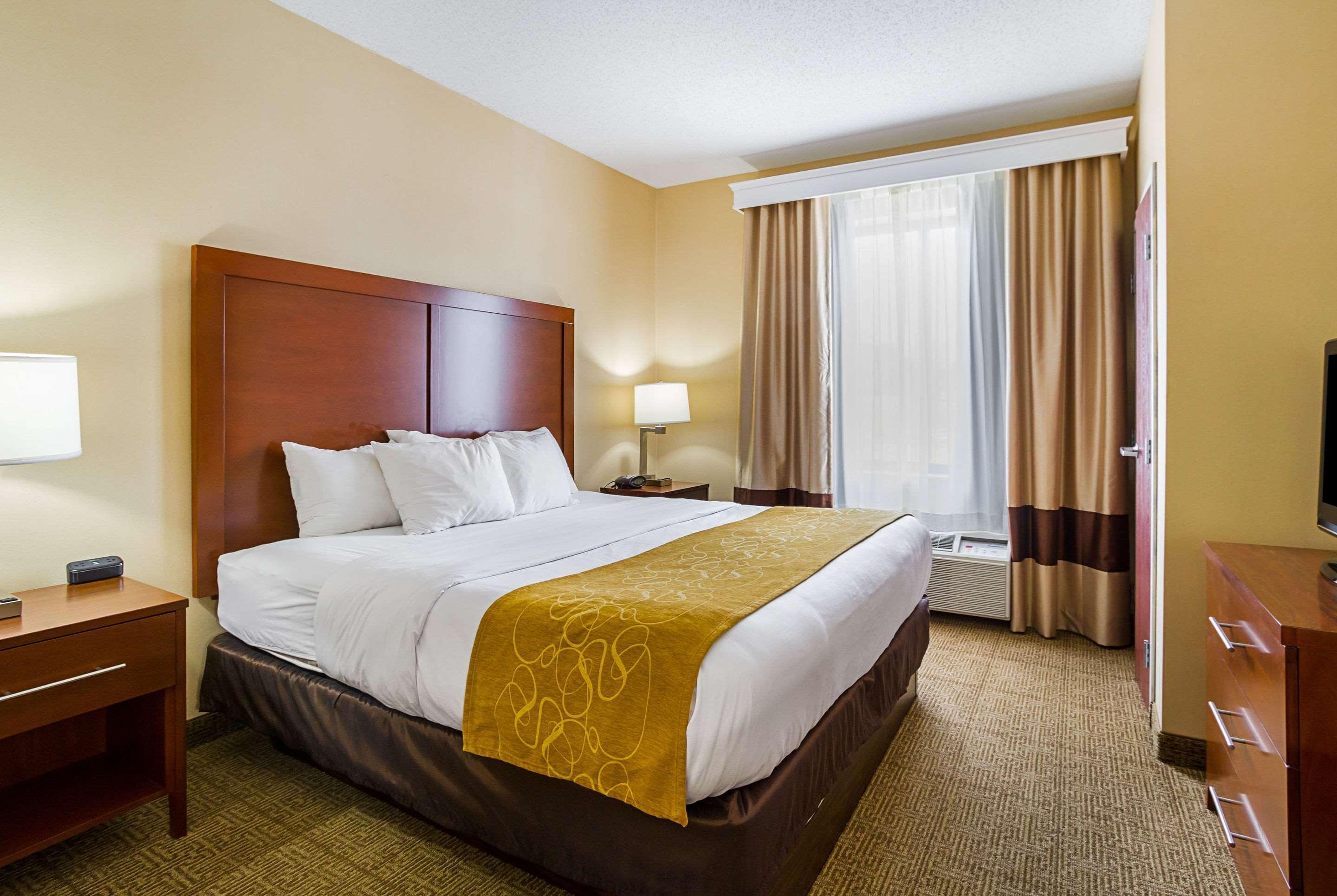 Comfort Suites Twinsburg Exterior photo